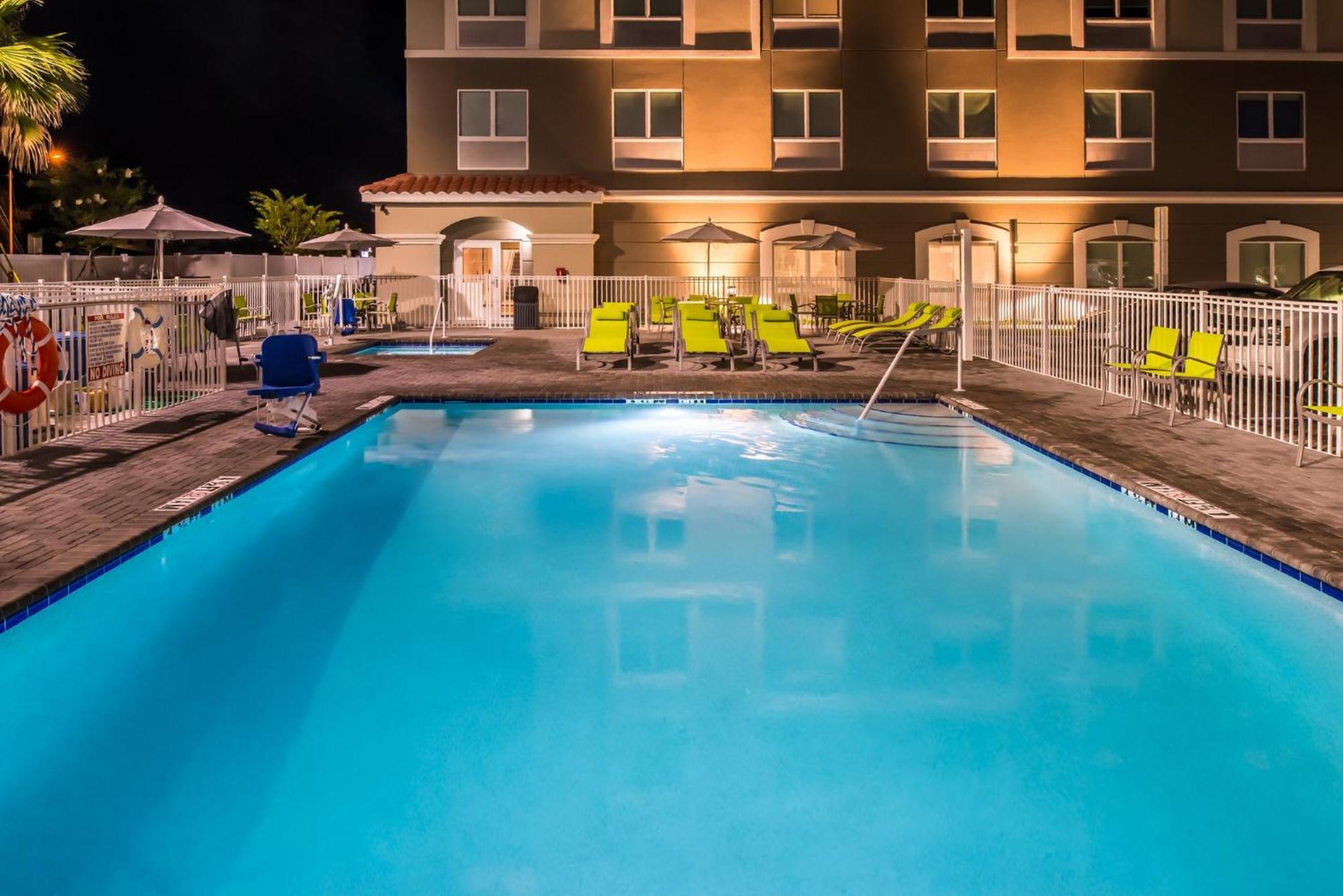Holiday Inn Express & Suites - St. Petersburg - Madeira Beach By Ihg Exterior foto